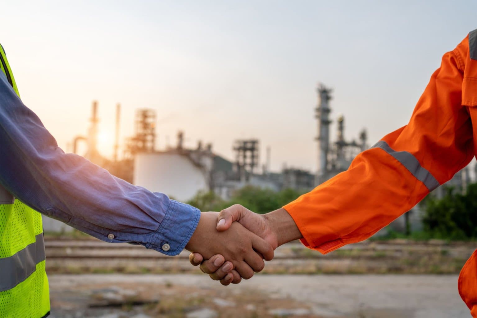 Cryogenic gas storage tanks and piping