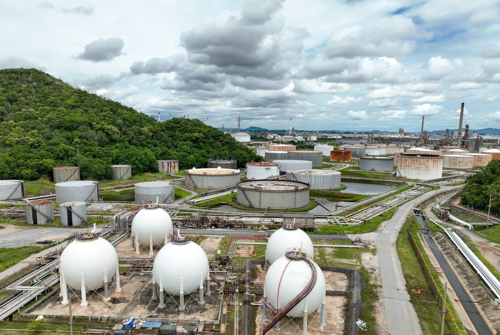 Industrial pressure vessels for liquefied gas storage